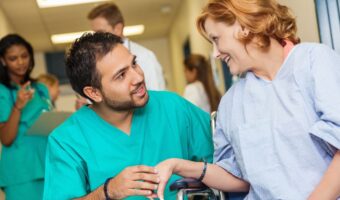 El impacto de trabajar con una sonrisa: aprendiendo del enfermero Julio